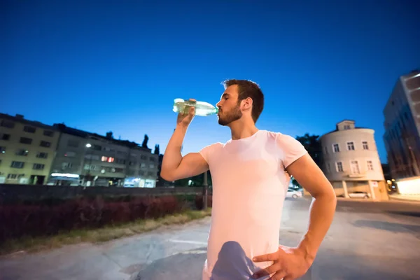 Hombre beber agua después de la sesión de funcionamiento — Foto de Stock