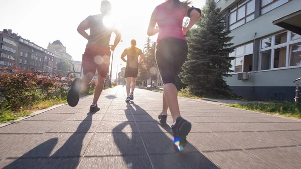 Gruppe junger Leute joggt in der Stadt — Stockfoto