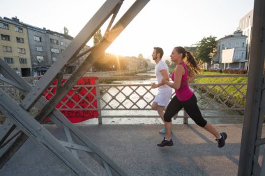 Genç çift köprü şehir boyunca koşu