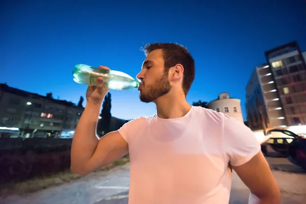 Man dricksvatten efter kör session — Stockfoto