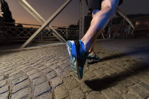 Homem correndo através da ponte na cidade — Fotografia de Stock