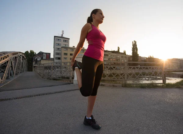 Atlet žena rozcvička a strečink — Stock fotografie