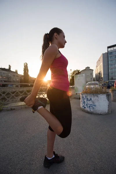 Γυναίκα αθλητή προθέρμανση και stretching — Φωτογραφία Αρχείου