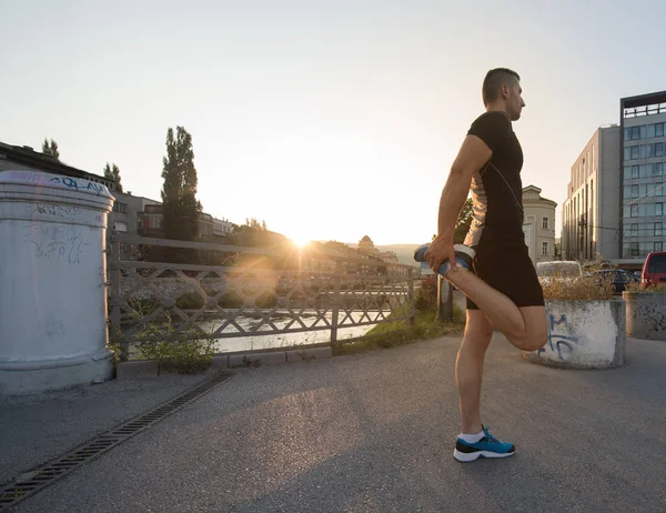 Muž sportovec rozcvička a strečink — Stock fotografie