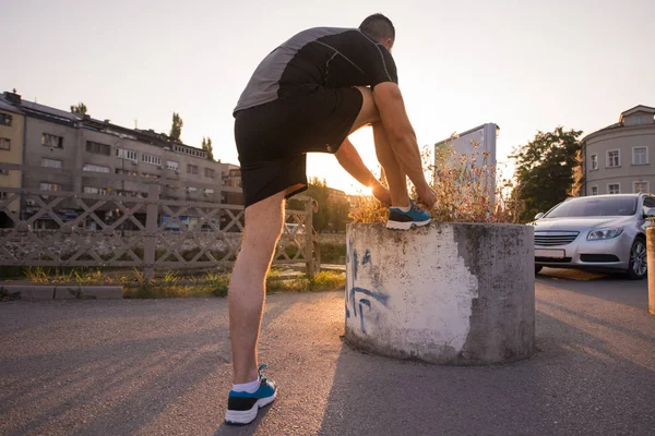 Mann schnürt Laufschuhe — Stockfoto