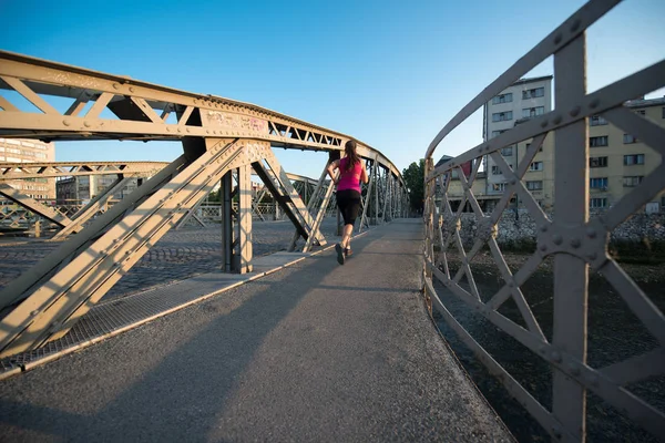 Kocogás, át a hídon a napsütéses reggel nő — Stock Fotó