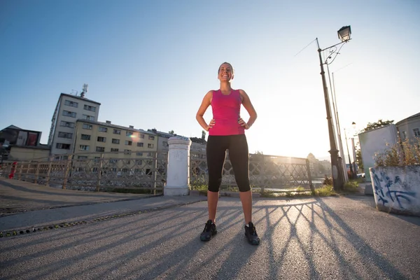 Portrait d'une femme jogging au matin ensoleillé — Photo