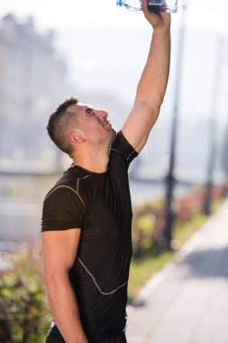 kafasında şişe su dökülen adam