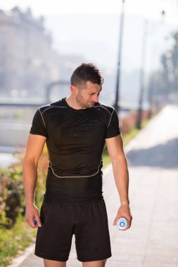 kafasında şişe su dökülen adam