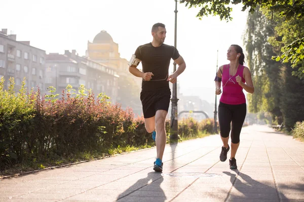 Młoda para jogging w mieście — Zdjęcie stockowe