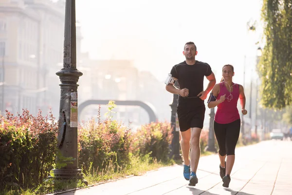Giovane coppia che fa jogging in città — Foto Stock