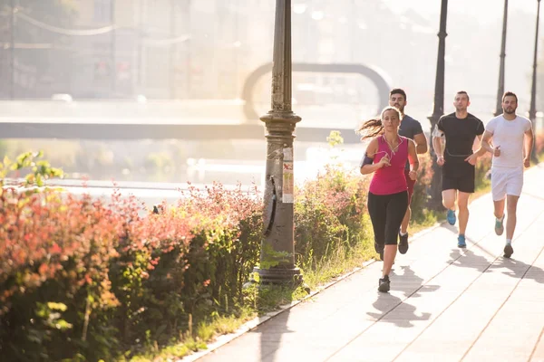 Grupp ungdomar jogging i staden — Stockfoto