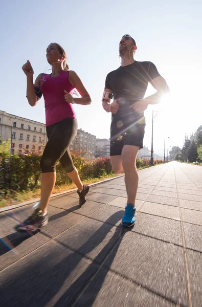 Jong paar joggen in de stad — Stockfoto