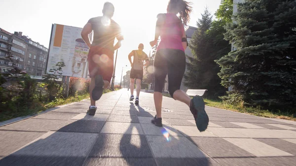 Gruppe junger Leute joggt in der Stadt — Stockfoto