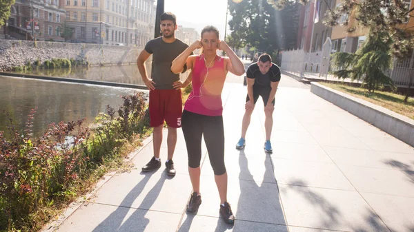 Gruppo di giovani che fanno jogging in città — Foto Stock
