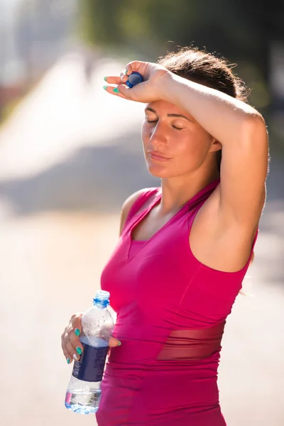 ジョギング後のボトルから水を飲む女性 — ストック写真