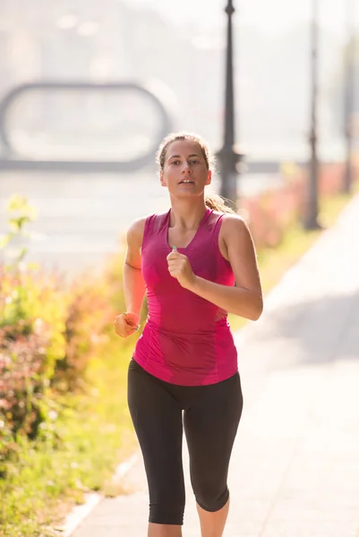 Mujer corriendo en la soleada mañana — Foto de Stock