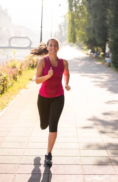 Donna che fa jogging al mattino di sole — Foto Stock