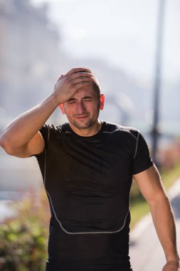 kafasında şişe su dökülen adam