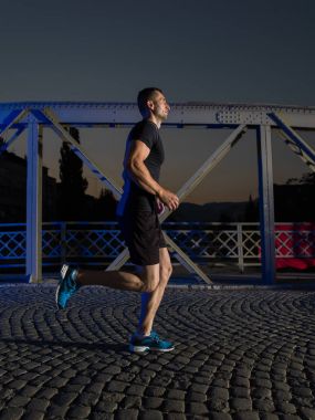 Adam şehir köprüden koşu