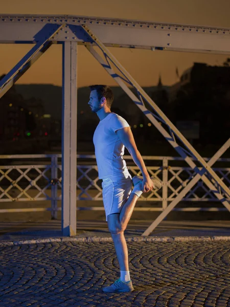 Mann joggt in der Stadt über Brücke — Stockfoto