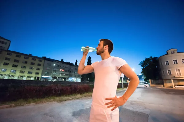 Hombre beber agua después de la sesión de funcionamiento — Foto de Stock