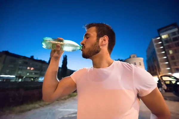 Joven Atlético Bebiendo Agua Después Una Sesión Nocturna Ciudad — Foto de Stock