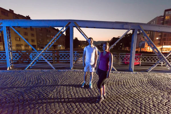 Sports Urbains Couple Bonne Santé Jogging Travers Pont Dans Ville — Photo