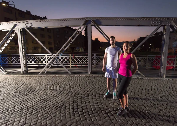 Sports Urbains Couple Bonne Santé Jogging Travers Pont Dans Ville — Photo