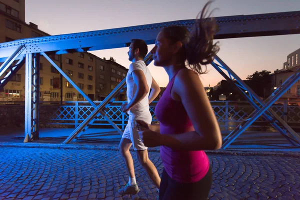 Esportes Urbanos Casal Saudável Correndo Através Ponte Cidade Início Manhã — Fotografia de Stock