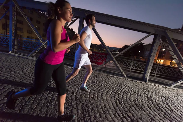 Urban Sport Zdravý Pár Ranní Jogging Přes Most Městě — Stock fotografie