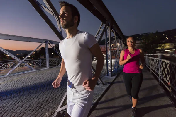 城市体育 健康夫妇慢跑在城市的桥梁在清晨 — 图库照片