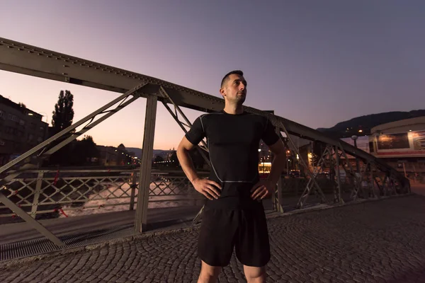 Deportes Urbanos Joven Hombre Sano Corriendo Través Del Puente Ciudad — Foto de Stock