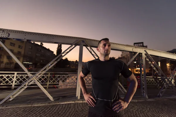 Deportes Urbanos Joven Hombre Sano Corriendo Través Del Puente Ciudad — Foto de Stock