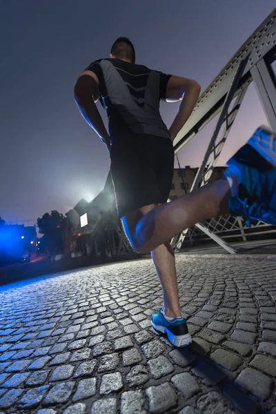 Sport Urbani Giovane Uomo Sano Che Corre Attraverso Ponte Città — Foto Stock