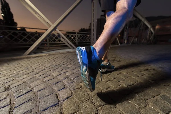 Stadtsport Junger Gesunder Mann Joggt Frühmorgens Über Die Brücke Der — Stockfoto