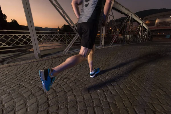 Αστική Αθλητισμός Υγιής Νεαρός Τρέξιμο Όλη Την Γέφυρα Στην Πόλη — Φωτογραφία Αρχείου