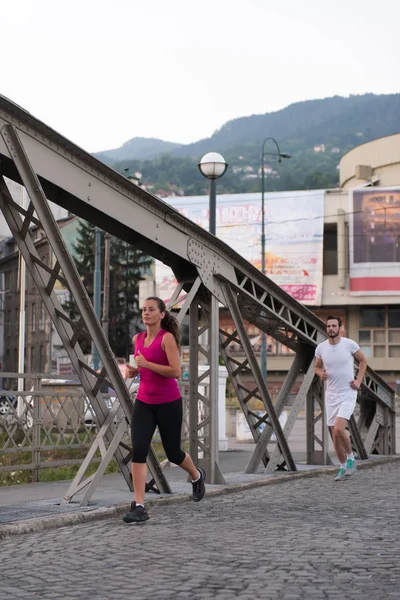 Stadtsport Gesundes Junges Paar Joggt Sonnigen Morgen Über Die Brücke — Stockfoto