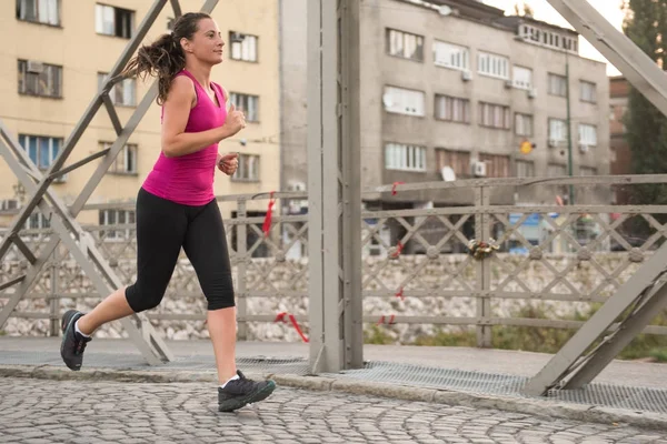 Ung Sportig Kvinna Jogging Över Bron Solig Morgon Staden — Stockfoto