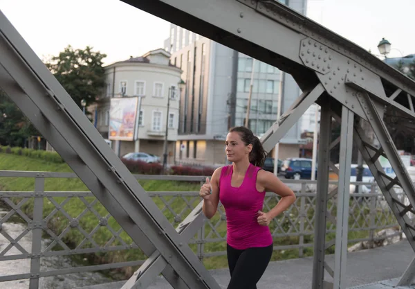 Joven Deportista Trotando Través Del Puente Soleada Mañana Ciudad —  Fotos de Stock