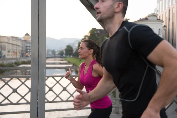 Sport Urbani Sana Giovane Coppia Che Corre Attraverso Ponte Città — Foto Stock