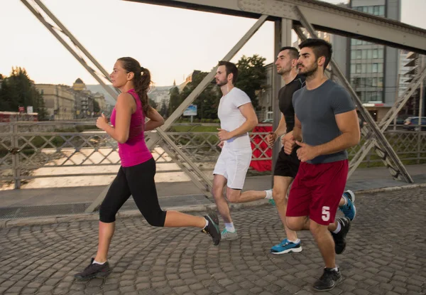Група Молодих Спортсменів Бігають Через Міст Сонячний Ранок Місті — стокове фото