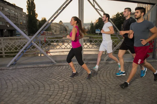Groupe Jeunes Sportifs Jogging Travers Pont Matin Ensoleillé Dans Ville — Photo