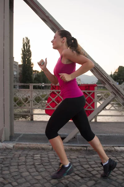 Giovane Donna Sportiva Che Corre Attraverso Ponte Mattino Sole Città — Foto Stock
