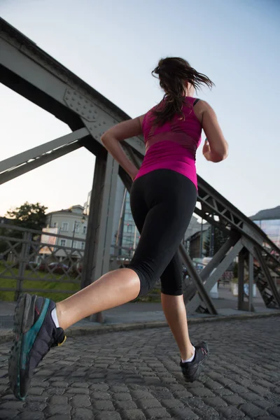 Sportieve Jongedame Joggen Brug Zonnige Ochtend Stad — Stockfoto