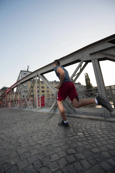 Sportif Delikanlı Köprüden Güneşli Sabah Şehirde Koşu — Stok fotoğraf