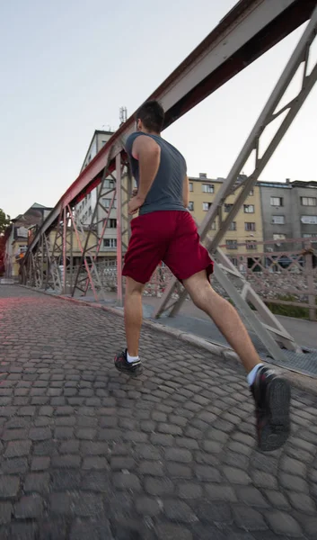 Jeune Homme Sportif Jogging Travers Pont Matin Ensoleillé Dans Ville — Photo