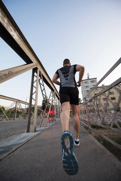 Giovane Sportivo Che Corre Attraverso Ponte Mattino Sole Città — Foto Stock