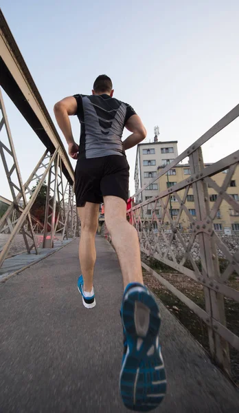 Giovane Sportivo Che Corre Attraverso Ponte Mattino Sole Città — Foto Stock