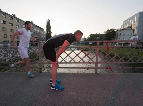 Skupina Mladých Sportovců Jogging Přes Most Slunné Ráno Městě — Stock fotografie